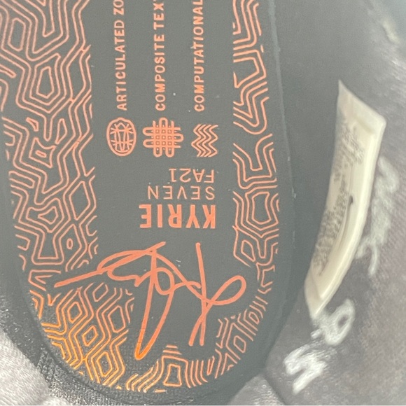 Nike Kyrie 7 in mint condition- size 9.5 - Picture 6 of 7